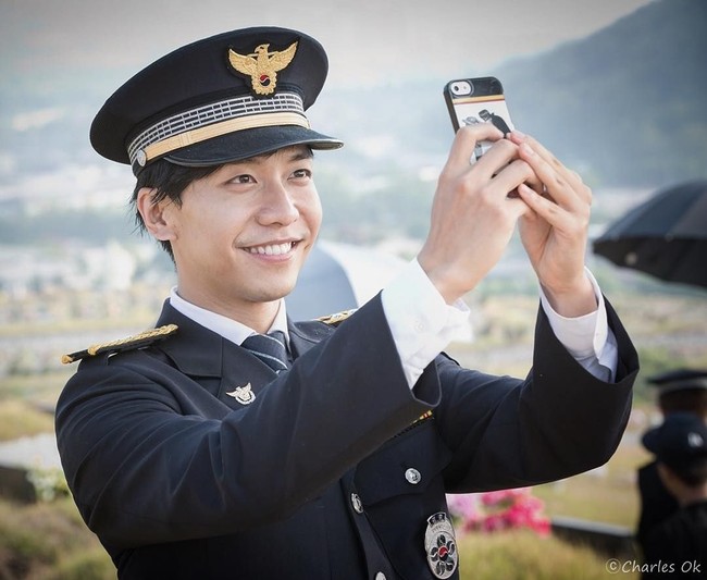 Mantan kekasih Yoona ini juga pernah berperan sebagai polisi di Youre All Surrounded. Dengan seragamnya, Lee Seung Gi sukses menarik perhatian penggemar. Foto: Istimewa