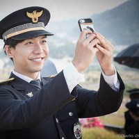 Mantan kekasih Yoona ini juga pernah berperan sebagai polisi di Youre All Surrounded. Dengan seragamnya, Lee Seung Gi sukses menarik perhatian penggemar. Foto: Istimewa