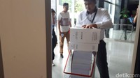Totalnya ada 7 tumpuk berkas