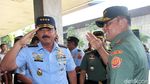 Foto: Momen Jenderal Gatot Antar Marsekal Hadi Ujian Panglima TNI