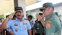 Panglima TNI Jenderal Gatot Nurmantyo dan KSAU Marsekal Hadi Tjahjanto saling memberikan hormat.