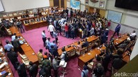 Sontak, para wartawan mengikuti langkah Marsekal Hadi yang maju ke meja pimpinan rapat. Kamera TV maupun fotografer mengelilingi meja pimpinan dengan sorotan ke arah Hadi (Foto: Gibran Maulana Ibrahim/detikcom)