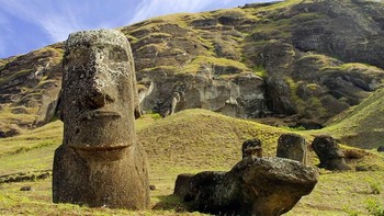 Easter Island, Pulau yang berjarak lebih dari 3.200 km dari garis pantai Chili ini dikenal dengan patung batunya yang berukuran besar sekaligus tinggi yang bernama Moai. Namun, penggundulan hutan yang terjadi di sana membuat ekosistem di Easter Island menjadi rusak. (Foto: Internet)
