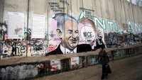 Selain gambar wajah, orang yang menggambar mural juga menambahkan kata-kata di sekitar mural tersebut (Foto: Dok. REUTERS/Mussa Qawasma)