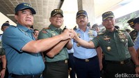 Panglima TNI Jenderal Gatot Nurmantyo mengantarkan KSAU Marsekal Hadi Tjahjanto ke gedung DPR untuk menjalani uji kelayakan dan kepatutan sebagai Panglima TNI, Rabu (6/12/2017). Selain itu KSAD Jenderal Mulyono dan KSAL Laksamana Ade Supandi juga ikut mengantar.
