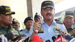 Foto: Momen Jenderal Gatot Antar Marsekal Hadi Ujian Panglima TNI