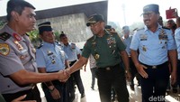 Panglima TNI Jenderal Gatot Nurmantyo menyalami petugas TNI dan Polri yang berjaga di gedung DPR.
