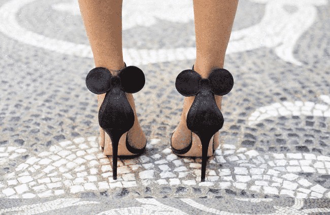 Jika dilihat dari depan, heels ini terlihat biasa namun pada bagian belakang dibuat berbeda. Sepasang telinga Minnie Mouse tampak mempercantik bagian belakang dari heels ini. Foto: Istimewa
