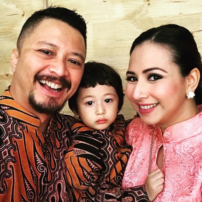 Ferry Maryadi dan Deswita Maharani dipertemukan dalam program Ngelenong Yok, yang diduga jadi awal tumbuhnya bunga asmara di antara mereka. Ferry pun diduga selingkuh dari istrinya Risma Nilawati, karena kehadiran orang ketiga. Ferry dan Risma bercerai pada 2009, tiga tahun kemudian, dia menikah untuk kedua kalinya dengan Deswita. Foto: Instagram