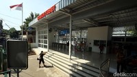 Diperkirakan sekitar 70.000 orang per hari beraktifitas di Stasiun Tebet.