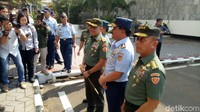 Saat menjabat sebagai Panglima TNI, Jenderal Gatot terlihat membawa tongkat komando dalam beberapa kesempatan. Foto: Gibran Maulana Ibrahim/detikcom