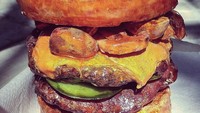 Lelehan keju pada jamur dan beef patty pada burger ini dilukis Javier dengan detail walau menggunakan bahan sabun. Foto: Rochelle Javier