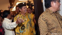 Dedi datang bersama pengurus DPD I Golkar lainnya dengan menaiki dua bus pariwisata. Selain Dedi, Kepala Bidang Pemenangan Pemilihan Umum Daerah I Partai Golkar Nusron Wahid datang menyusul.