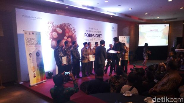 Risma dan 42 Bupati-Walkot Raih Penghargaan Kepala Daerah Inovatif