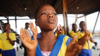 Sebelum memulai pelajaran, murid perempuan akan bernyanyi terlebih dahulu. (Akintunde Akinleye/Reuters)