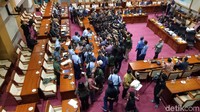 Sorotan kamera terus mengikuti Marsekal Hadi saat bersalaman dengan anggota DPR lainnya. Begitu pula ketika Hadi tiba di kursinya, para wartawan berjajar di depan Hadi dan kompak menyorot gerak-geriknya (Foto: Gibran Maulana Ibrahim/detikcom)
