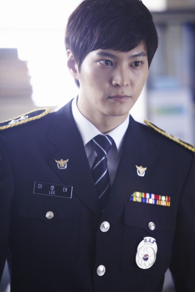 Joo Won juga terlihat gagah saat berperan sebagai polisi di serial drama Steal My Heart.Foto: Istimewa