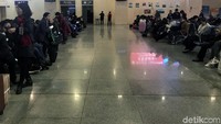 15 Menit menjelang kereta yang bernama CRH Train datang, penumpang diminta masuk ke dalam peron.