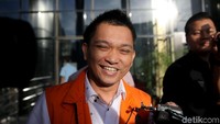 Anggota Komisi XI DPR dari Fraksi Partai Golkar Aditya Anugrah Moha tebar senyum usai diperiksa oleh KPK, Rabu (6/12/2017).