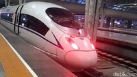 Detikcom berkesempatan mencoba kereta cepat di China bersama dengan rombongan dari PLN dan para rektor universitas negeri, serta pakar energi di Indonesia, Rabu (6/12/2017). Rombongan kami berangkat dari Stasiun Ninghai-Shanghai Hongqiao.