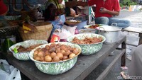 Kalau biasanya anak bungsunya hanya jadi kasir yang menghitung jumlah porsi yang dimakan tamu, kini Ny. Ratiah juga yang melayani para pelanggan.  Gudeg Mbah Lindu buka sejak pukul 5 hingga jam 10 pagi. (Foto: Lusiana Mustinda)