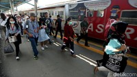 Sementara itu, di sisi seberangnya atau peron kereta ke arah Jakarta, ada hall baru yang menghadap putaran balik ke arah Kampung Melayu.