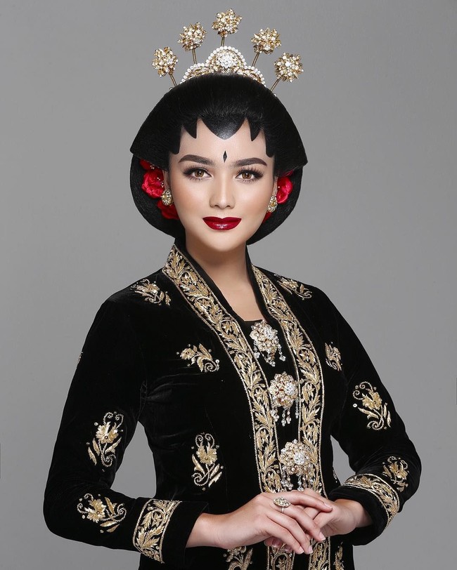 Seperti model aku ini CITRA KIRANA calon manten soon, selama ini dia tidak pernah suka dengan lipstik merah katanya ga cocok dan ga mau, tp aku meyakinkan pasti cocok dan ternyata lipstik merah membuat aura muka dan makeup nya lebih sempurna dan Pangling, begitu penggalan keterangan foto Bennu Sorumba yang menampilkan foto Citra Kirana.  Foto: dok. Instagram (Aldi Photo)