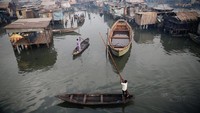 Sebuah desa nelayan di Nigeria bernama Makoko. Desa nelayan ini sudah ada sejak ratusan tahun lalu. Masih berada digaris kemiskinan, sebuah oragnisasi Non profit bernama Aid menawarkan pendidikan gratis kepada anak-anak di desa tersebut. (Akintunde Akinleye/Reuters)