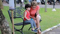Nikita juga mengajak sang buah hati untuk menemaninya disana.