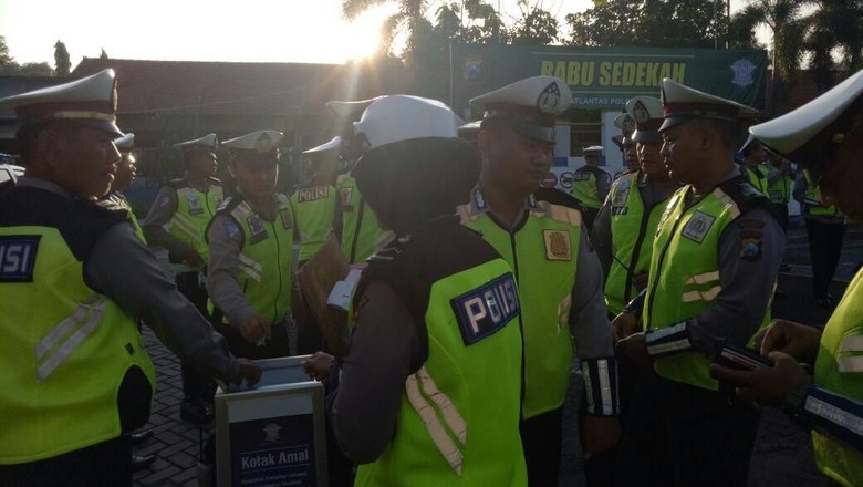 Rabu Sedekah, Cara Polisi Gresik Membantu Sesama Rabu Sedekah, Cara Polisi Gresik Membantu Sesama