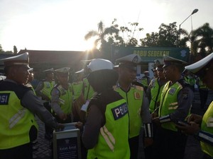 Rabu Sedekah, Cara Polisi Gresik Membantu Sesama