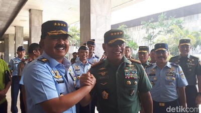 Komando! Senyum Marsekal Hadi-Jenderal Gatot Jelang Uji Calon Panglima