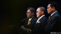 Ketua Penyelenggara HUT Emas 50 Tahun KADIN, Akhmad Syarbini, Ketua Umum Kadin DKI Jakarta, Eddy Kuntadi dan Ketua Pengarah HUT Emas 50 Tahun KADIN, Sarman Siman Jorang memberi sambutan dalam acara tersebut.