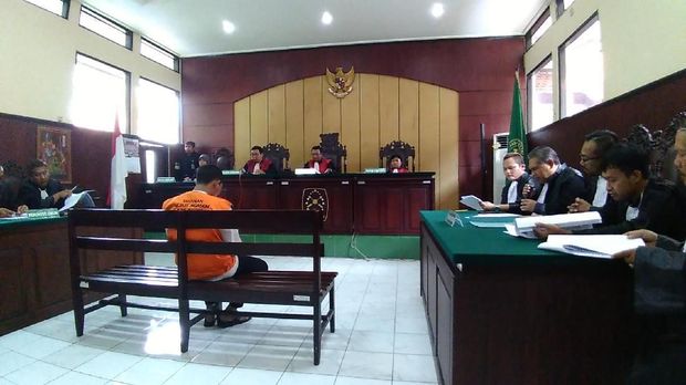 Ahmad Syaifudin yang dituduh melakukan penadahan sedang menjalani sidang