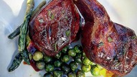 Hidangan yang satu ini dibuat lengkap dengan asparagus dan kacang polong. Yup, ini adalah lamb chop. Foto: Rochelle Javier