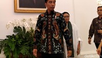 Presiden RI Joko Widodo turut mengecam keras keputusan Trump yang secara sepihak mengakui Yerusalem sebagai ibu kota Israel. Mengecam keras pengakuan sepihak Amerika Serikat terhadap Yerusalem sebagai ibu kota Israel dan meminta Amerika Serikat mempertimbangkan kembali keputusan tersebut, kata Jokowi dalam jumpa pers di Istana Bogor, Jawa Barat, Kamis (7/12/2017). (Danu Damarjati/detikcom)