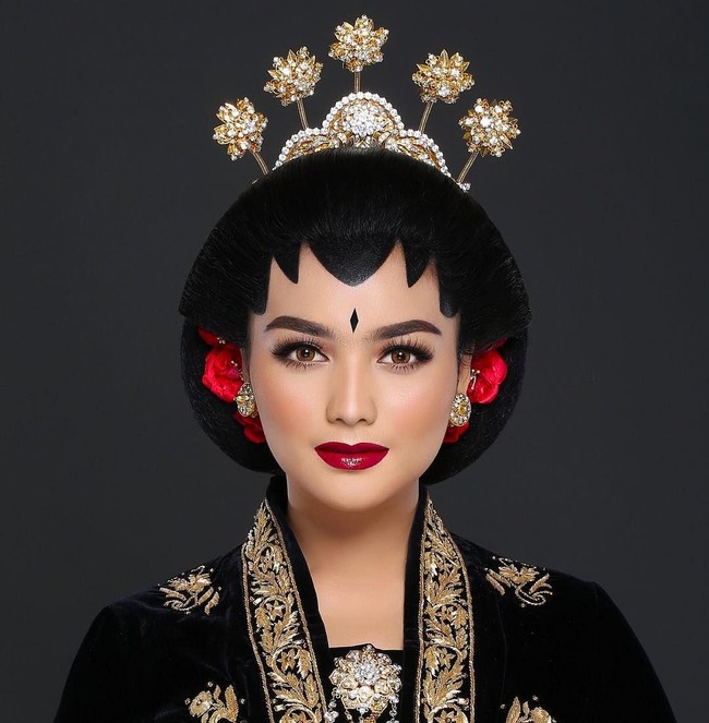 Menurut Bennu Sorumba yang menerangkan dalam keterangan fotonya bahwa makeup manglingi untuk pengantin tidak selalu tebal, foundation berlapis-lapis atau bulu mata badai. Makeup bukan topeng. Intinya, Bennu menegaskan bahwa ia bisa membuat makeup manglingi tanpa terlihat lebay.  Foto: dok. Instagram (Aldi Photo)