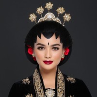Menurut Bennu Sorumba yang menerangkan dalam keterangan fotonya bahwa makeup manglingi untuk pengantin tidak selalu tebal, foundation berlapis-lapis atau bulu mata badai. Makeup bukan topeng. Intinya, Bennu menegaskan bahwa ia bisa membuat makeup manglingi tanpa terlihat lebay.  Foto: dok. Instagram (Aldi Photo)
