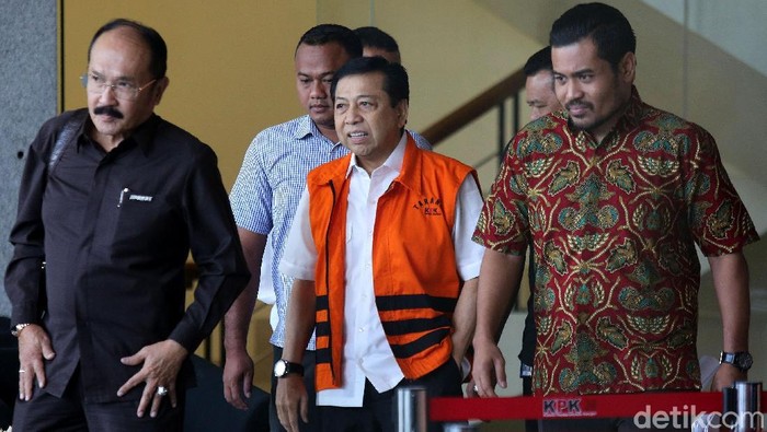 Akan Segera Disidang, Novanto Tersenyum Setya Novanto selesai menjalani proses pelimpahan berkasnya ke penuntutan di KPK. Setelah itu, hanya masalah waktu KPK melimpahkan berkas ke pengadilan untuk ditentukan jadwal sidang perdananya.