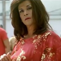 Barry Prima, aktor senior yang selama ini dikenal macho karena kerap bermain film laga itu seketika imej maskulinnya luntur di film Realita Cinta dan Rock n Roll. Barry Prima tampil jadi perempuan. Ia tampil dengan makeup dan wig panjang.  Foto: Youtube
