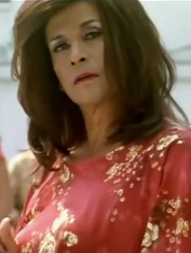 Barry Prima, aktor senior yang selama ini dikenal macho karena kerap bermain film laga itu seketika imej maskulinnya luntur di film Realita Cinta dan Rock n Roll. Barry Prima tampil jadi perempuan. Ia tampil dengan makeup dan wig panjang.  Foto: Youtube