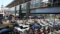 Karpet-karpet tersebut dijemur di sisi pagar JPO.