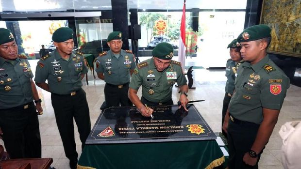 Markas ini berada di atas lahan seluas 700 hektare di Ciuyah, Lebak, Banten.