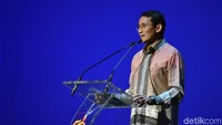 Wakil Gubernur DKI Jakarta, Sandiaga Salahudin Uno memberi sambutan dalam acara Gala Dinner, Awarding Night dan Launching Buku Derap Langkah 50 Tahun KADIN DKI Jakarta. 