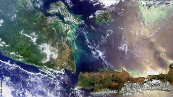 Penampakan sebagian Pulau Sumatra dan sebagian Pulau Jawa yang dipisahkan oleh selat Sunda, seperti terekam oleh satelit ESA. Foto: ESA/NASA