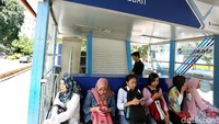 Kini penumpang TransJakarta memiliki ruang untuk beribadah sambil menunggu datangnya bus TransJakarta di halte.