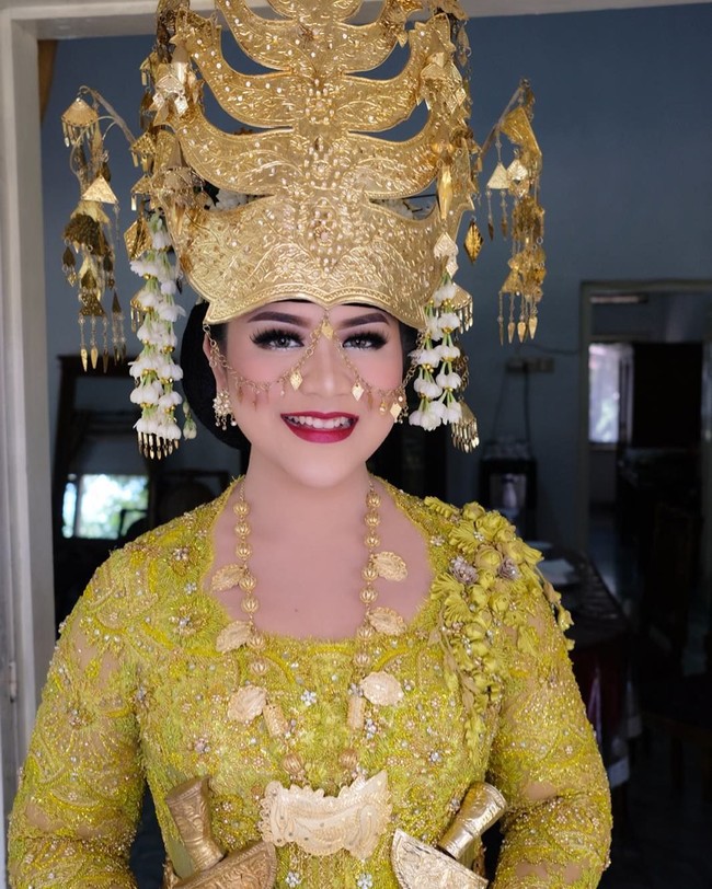 Sebelum menjadi model untuk buku Bennu Sorumba, Kahiyang pun diminta oleh desainer Vera Kebaya untuk menjadi model bukunya. Tampil kembali dengan kebaya pengantinnya di Medan, Kahiyang Ayu kembali tampil mempesona dengan riasan dari Anpa Suha.  Foto: Dok. Instagram Anpa Suha