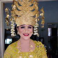 Sebelum menjadi model untuk buku Bennu Sorumba, Kahiyang pun diminta oleh desainer Vera Kebaya untuk menjadi model bukunya. Tampil kembali dengan kebaya pengantinnya di Medan, Kahiyang Ayu kembali tampil mempesona dengan riasan dari Anpa Suha.  Foto: Dok. Instagram Anpa Suha