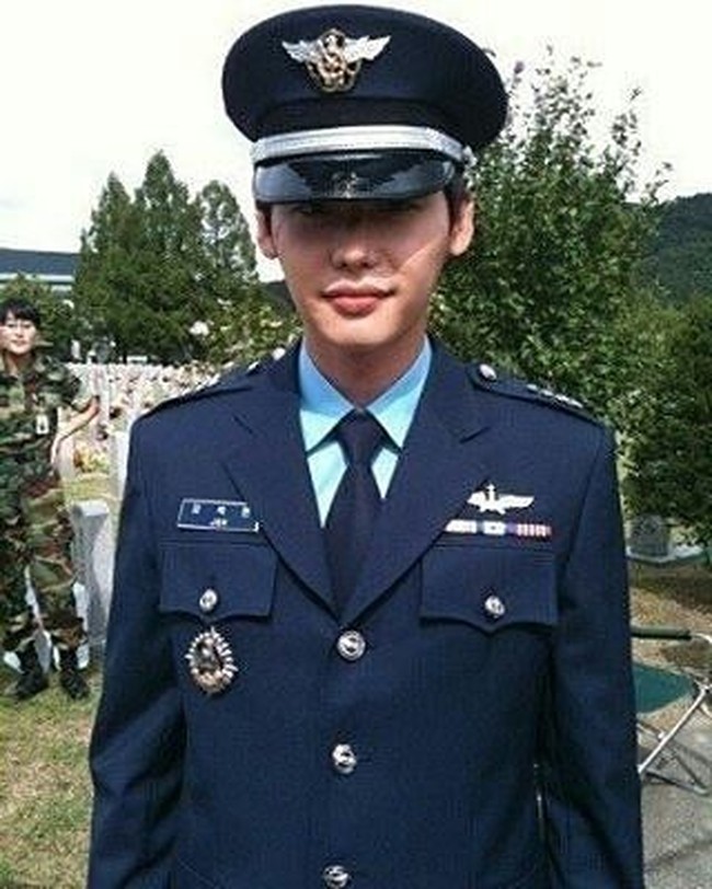 Pasangan Suzy pada drama While You Were Sleeping ini juga pernah berperan sebagai polisi. Lee Jong Suk berpakaian polisi saat tengah membintangi Return to Base Foto: Istimewa