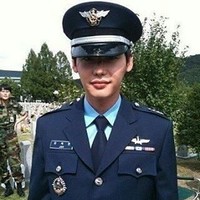 Pasangan Suzy pada drama While You Were Sleeping ini juga pernah berperan sebagai polisi. Lee Jong Suk berpakaian polisi saat tengah membintangi Return to Base Foto: Istimewa